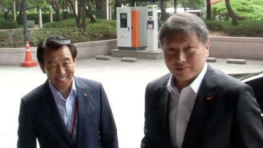 광복절 특별사면으로 풀려난 최태원 SK그룹 회장(오른쪽)이 광복절인 15일 서울 종로구 서린동 SK사옥에 출근해 김창근 수펙스추구협의회 의장과 인사하고 있다.